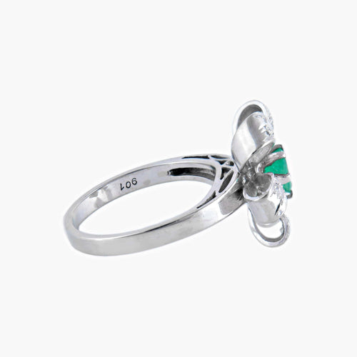 Bague 53 Nœud - Bague en or blanc diamants et émeraude 58 Facettes BO/0300812