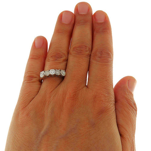https://www.gioielleriaguidetti.it/wp-content/uploads/2026/04/G3921-anello-fedina-oro-bianco-diamanti-brillanti-4.jpg