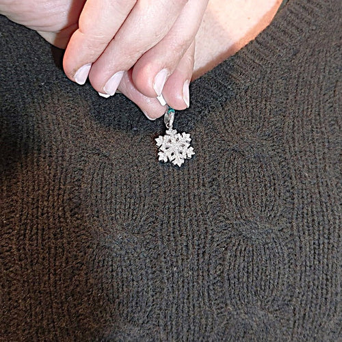 https://www.gioielleriaguidetti.it/wp-content/uploads/2026/04/G3915-ciondolo-oro-bianco-diamanti-brillanti-fiocco-di-neve.jpg