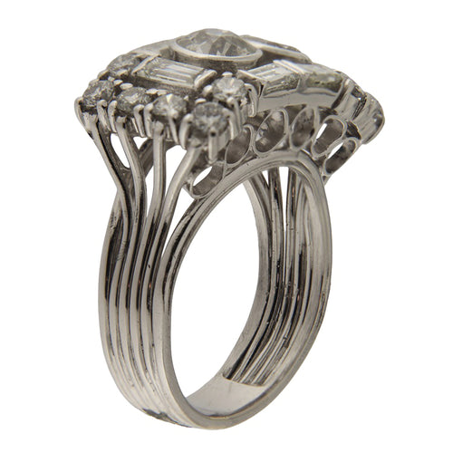 https://www.gioielleriaguidetti.it/wp-content/uploads/2026/03/G3903a-anello-vintage-guidetti-oro-diamanti-brillanti-baguette.jpg