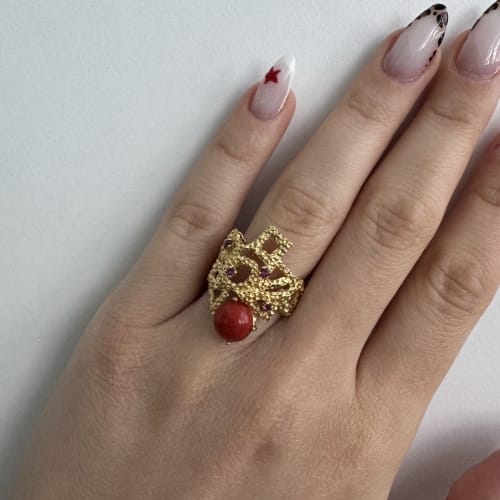https://api-ledial.emberware.it/app/uploads/2026/04/39754-anello-oro-fascia-rubini-corallo_indossato_sito-51.jpg