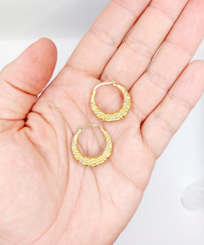 Boucles d'oreilles Créoles vintage en or blanc et jaune 18k 58 Facettes A06930