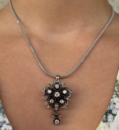 Collier Collier pendentif broche en or blanc et argent serti de diamants 58 Facettes BO/220146