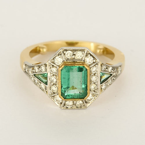 Bague 45 Elegante Bague style Art Déco en or jaune, or gris, émeraude rectangulaire 0.80 carat et petits diamants 58 Facettes 260275