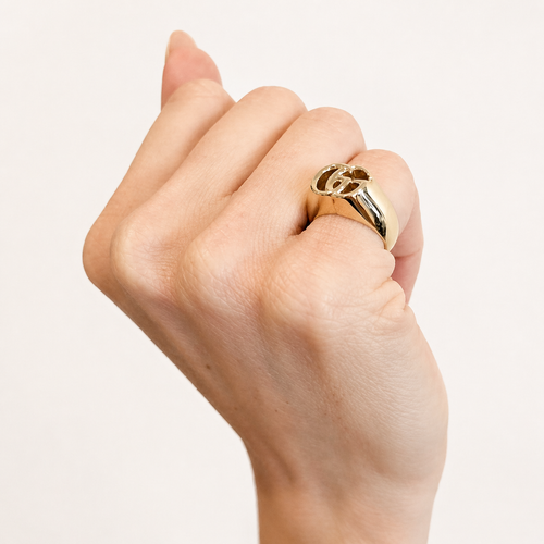 https://18carats.fr/wp-content/uploads/2026/04/36625-36659-Bague-chevaliere-Gucci-Double-G-en-or-jaune.png