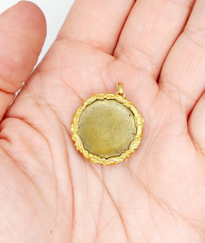 Pendentif Pendentif porte-photo antique en or jaune 18k décor fleurs (vers 1900) 58 Facettes A07104