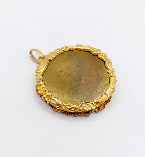 Pendentif Pendentif porte-photo antique en or jaune 18k décor fleurs (vers 1900) 58 Facettes A07104