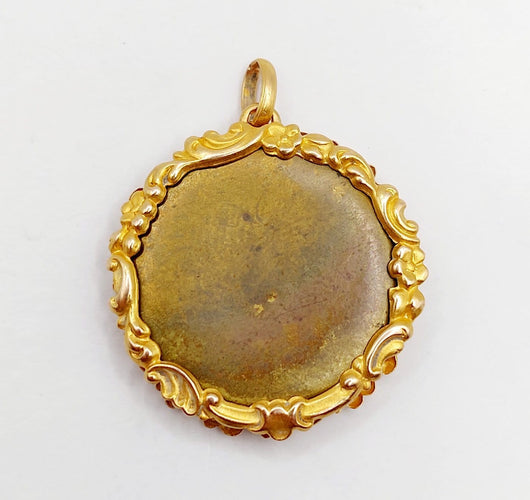 Pendentif Pendentif porte-photo antique en or jaune 18k décor fleurs (vers 1900) 58 Facettes A07104