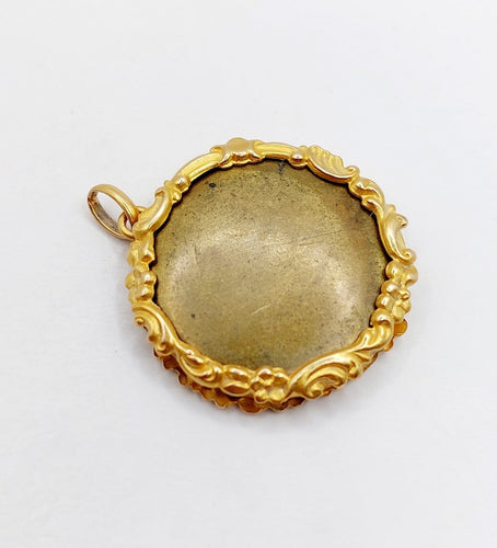 Pendentif Pendentif porte-photo antique en or jaune 18k décor fleurs (vers 1900) 58 Facettes A07104