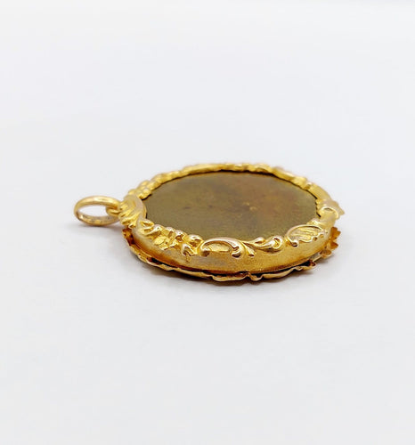 Pendentif Pendentif porte-photo antique en or jaune 18k décor fleurs (vers 1900) 58 Facettes A07104