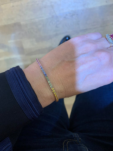 https://cdn.shopify.com/s/files/1/0647/1470/3075/files/Bracelet_de_Luxe_-_Bracelet_Tennis_5.10_Carats_Saphirs_Arc-En-Ciel_Or_Rose_-_Joaillerie_Paris_-_Les_Pierres_de_Julie_3.jpg?v=1762272830
