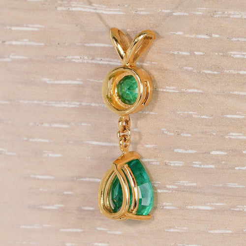 Pendentif Pendentif en or jaune 18 ct avec émeraudes et diamants 58 Facettes P001