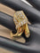 Bague 53 Cantamessa - Bague motif fleur calla en or jaune 18 ct, diamants et saphir 58 Facettes CV-051