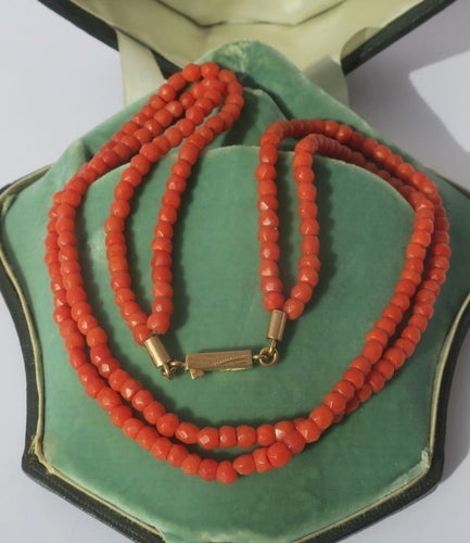 Collier Collier ancien - Deux rangs de corail de Méditerranée en or rose 58 Facettes Collier