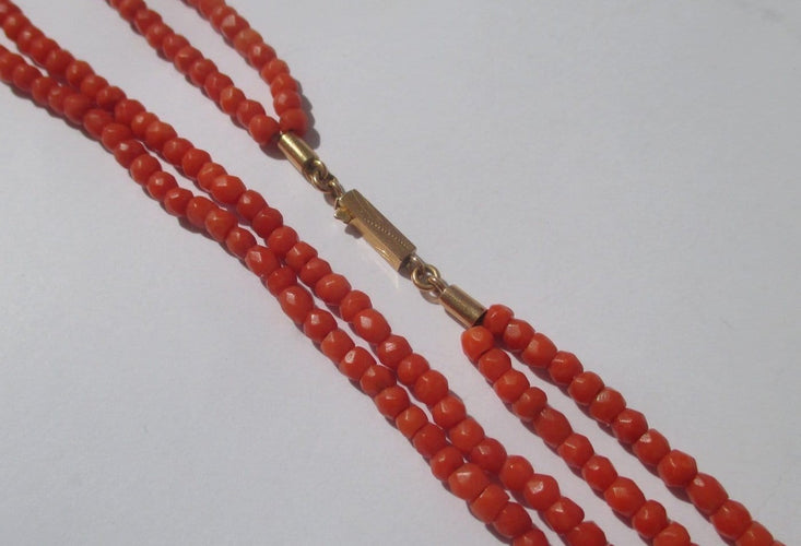 Collier Collier ancien - Deux rangs de corail de Méditerranée en or rose 58 Facettes Collier