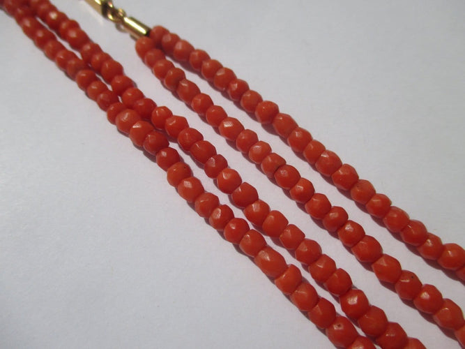 Collier Collier ancien - Deux rangs de corail de Méditerranée en or rose 58 Facettes Collier