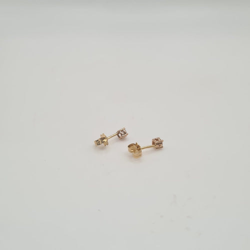Boucles d'oreilles Boucles d'oreilles clous en or jaune 18k et diamants 58 Facettes #BT
