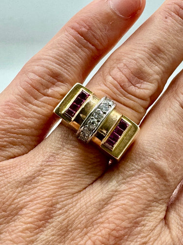 Tank - Ring i gult guld, diamanter og rubiner 