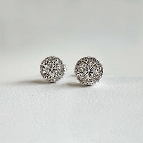 Boucles d'oreilles AITCHES Embrace - Boucles d'oreilles halo en or blanc 18K et diamants 58 Facettes GER1351WG