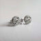 Boucles d'oreilles AITCHES Embrace - Boucles d'oreilles halo en or blanc 18K et diamants 58 Facettes GER1351WG