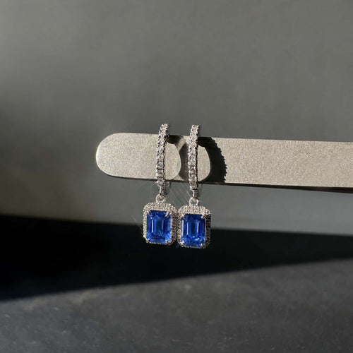 Boucles d'oreilles Boucles d'oreilles pendantes en or blanc 18K, saphirs et diamants 58 Facettes GER1042WG