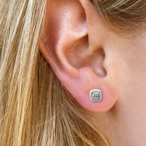 AITCHES - Náušnice pecky Embrace halo s diamanty z 18K bílého zlata 
