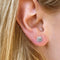Boucles d'oreilles Embrace - Puces d'oreilles halo coussin en or blanc 18K et diamants 58 Facettes GER1354WG