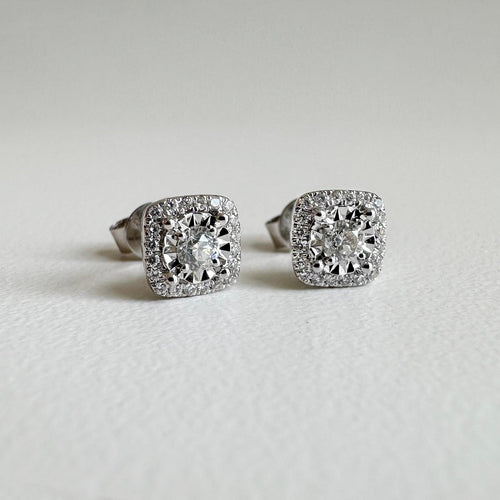 AITCHES - Náušnice pecky Embrace halo s diamanty z 18K bílého zlata 