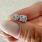 Boucles d'oreilles Embrace - Puces d'oreilles halo coussin en or blanc 18K et diamants 58 Facettes GER1354WG