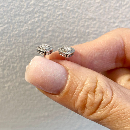 AITCHES - Náušnice pecky Embrace halo s diamanty z 18K bílého zlata 