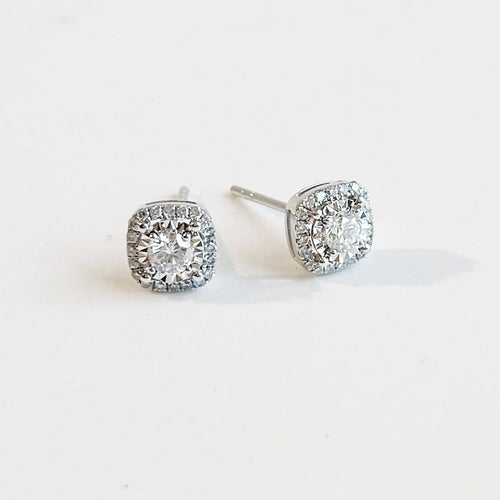 Boucles d'oreilles Embrace - Puces d'oreilles halo coussin en or blanc 18K et diamants 58 Facettes GER1354WG