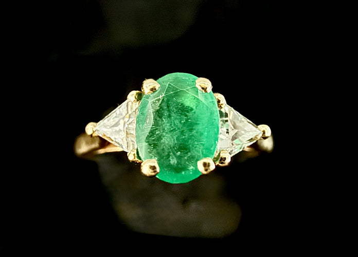 Ring - Naturlig smaragd og diamanter i 18 karat gulguld 