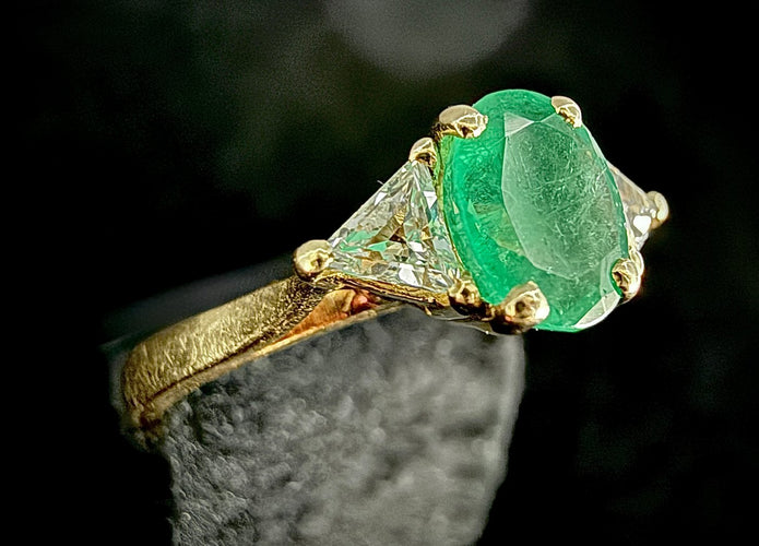 Ring - Naturlig smaragd og diamanter i 18 karat gulguld 