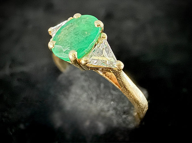 Ring - Naturlig smaragd og diamanter i 18 karat gulguld 