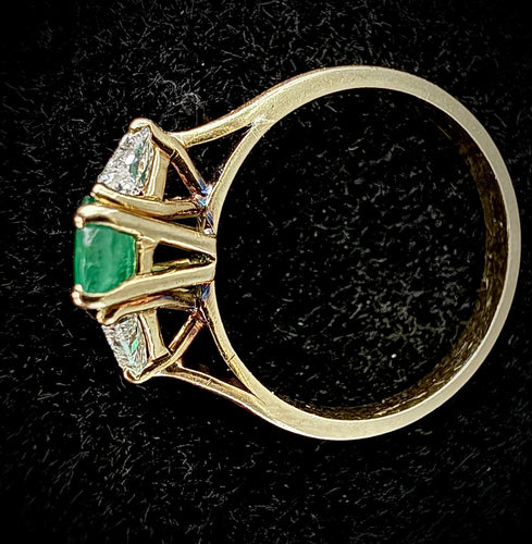 Ring - Naturlig smaragd og diamanter i 18 karat gulguld 