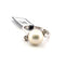 Bague 52 Bague en or blanc 18 carats ornée de perles et de diamants sur les côtés 58 Facettes 628 T C OC