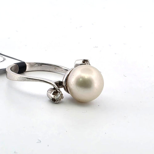Bague 52 Bague en or blanc 18 carats ornée de perles et de diamants sur les côtés 58 Facettes 628 T C OC