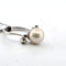 Bague 52 Bague en or blanc 18 carats ornée de perles et de diamants sur les côtés 58 Facettes 628 T C OC