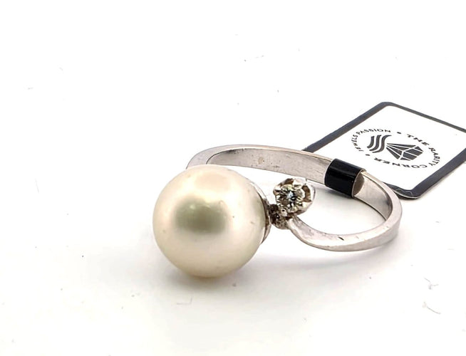 Bague 52 Bague en or blanc 18 carats ornée de perles et de diamants sur les côtés 58 Facettes 628 T C OC