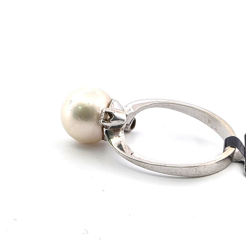 Bague 52 Bague en or blanc 18 carats ornée de perles et de diamants sur les côtés 58 Facettes 628 T C OC