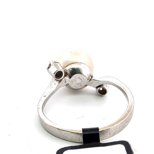 Bague 52 Bague en or blanc 18 carats ornée de perles et de diamants sur les côtés 58 Facettes 628 T C OC