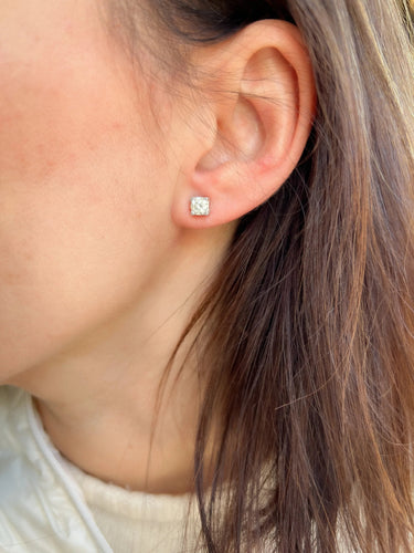 Boucles d'oreilles Boucles d'oreilles puces en or gris 18k et diamants 58 Facettes 1