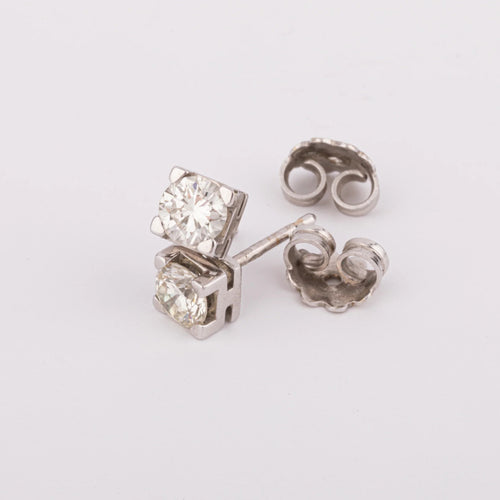 Boucles d'oreilles Boucles d'oreilles puces en or gris 18k et diamants 58 Facettes 1