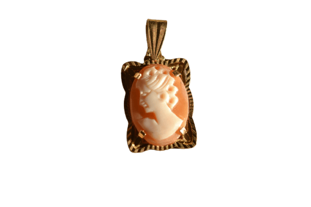Pendentif Pendentif camée en or jaune 18 carats, monture facettée 58 Facettes Ref2145