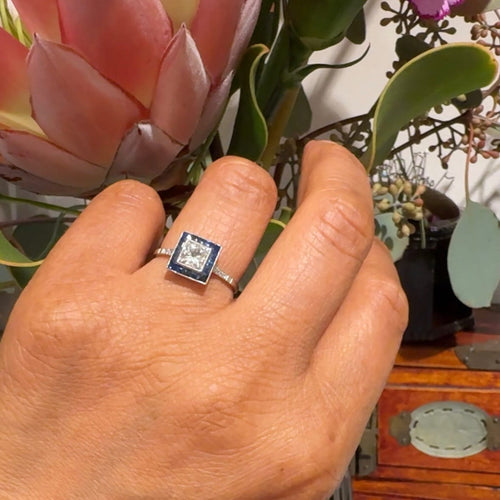 Ring 54 Firkantet ring i Platin med prinsesseslebet diamant og safirer 58 Facettes A52D1E6B2BA848FCB2519AA2A63CA801