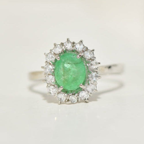 https://cdn.shopify.com/s/files/1/0442/6560/3235/files/entourage-ring-aus-18k-weissgold-mit-smaragd-brillanten-royaler-glanz-fur-deinen-fingerhoney-jewelry-9136841.jpg?v=1772565199