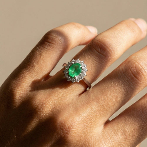 https://cdn.shopify.com/s/files/1/0442/6560/3235/files/entourage-ring-aus-18k-weissgold-mit-smaragd-brillanten-royaler-glanz-fur-deinen-fingerhoney-jewelry-7482127.jpg?v=1772565200