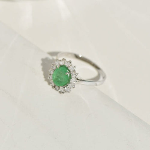 https://cdn.shopify.com/s/files/1/0442/6560/3235/files/entourage-ring-aus-18k-weissgold-mit-smaragd-brillanten-royaler-glanz-fur-deinen-fingerhoney-jewelry-1200673.jpg?v=1772565200