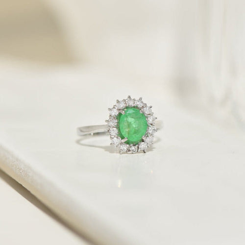 https://cdn.shopify.com/s/files/1/0442/6560/3235/files/entourage-ring-aus-18k-weissgold-mit-smaragd-brillanten-royaler-glanz-fur-deinen-fingerhoney-jewelry-9683846.jpg?v=1772565199
