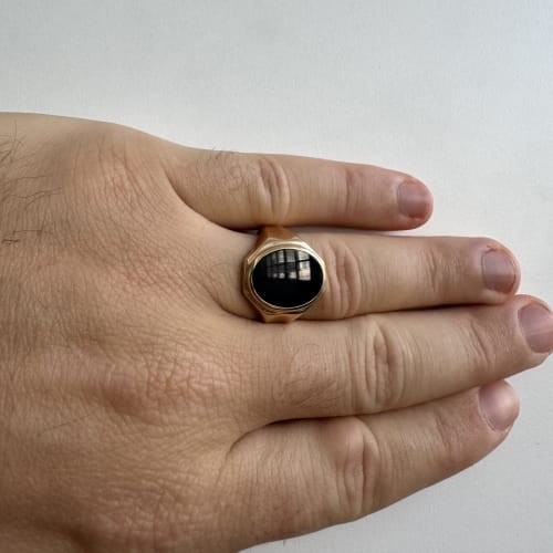 https://ledial.it/app/uploads/2024/06/34015-anello-oro-onice-indossato_sito.jpg